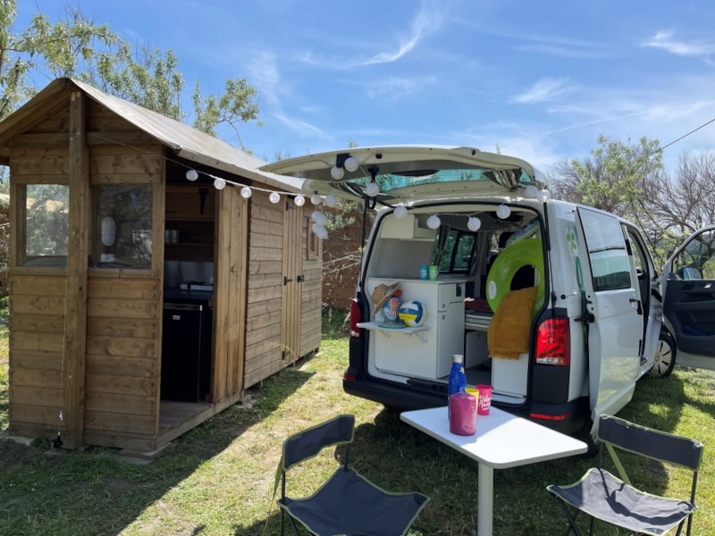 Premiumformule: standplaats 10A uitgerust met een Freecamp (hut met sanitair en open keuken)