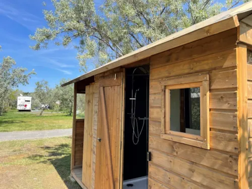 Kampeerplaats(en) - Premiumformule: Standplaats 10A Uitgerust Met Een Freecamp (Hut Met Sanitair En Open Keuken) - image n°2 - Flower Camping Mas de Champel