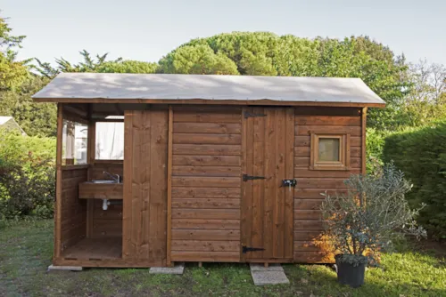 Kampeerplaats(en) - Premiumformule: Standplaats 10A Uitgerust Met Een Freecamp (Hut Met Sanitair En Open Keuken) - image n°3 - Flower Camping Mas de Champel