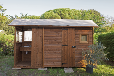 Premium package: 10A pitch equipped with a Freecamp (hut with sanitary facilities and open kitchen)
