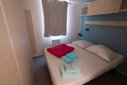 Accommodation - Mobile-Home Standard 32M² - 3 Bedrooms - Covered Terrace - Tv - Air Conditioning - image n°6 - Flower Camping Mas de Champel
