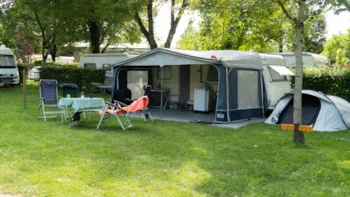 Stellplatz - Stellplatz (Stellplatz + Auto + Strom 10A) - Camping Les Bords de Loue