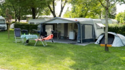 Emplacement - Forfait Camping (Emplacement + Voiture + Électricité 10A) - Camping Les Bords de Loue