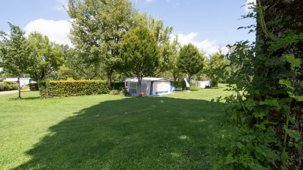 Stellplatz - Stellplatz + Fahrrad / Motorrad + Zelt Ohne Strom - Camping Les Bords de Loue