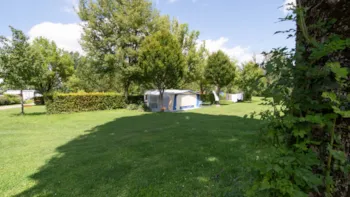 Stellplatz - Stellplatz + Fahrrad / Motorrad + Zelt Ohne Strom - Camping Les Bords de Loue