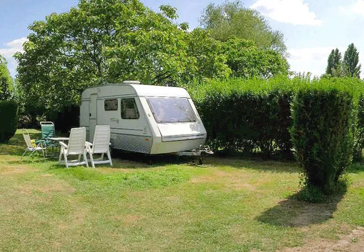 Stellplatz - Pauschale B : Stellplatz + Auto + Strom  10 Amp - Capfun - Camping Le Village Parisien****