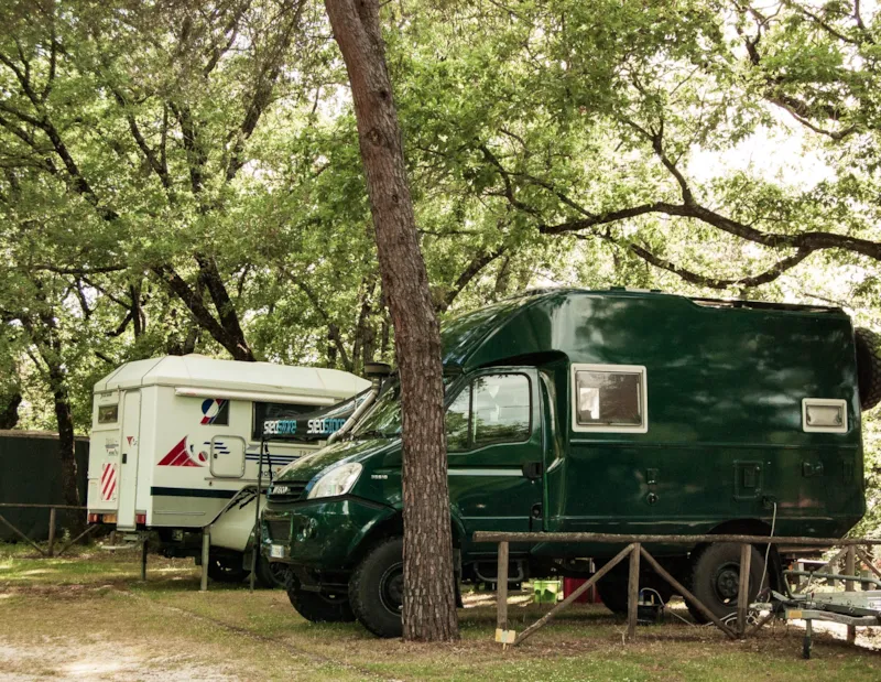 Emplacement Pour Camping-Car Et Caravane