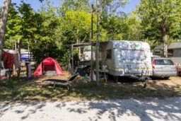 Emplacement - Maxi Emplacement Pour Caravane, Camping Car, Tente Remorque De Plus De 6M (1 Voiture Compris Dans Le Prix) - Campeggio Europa