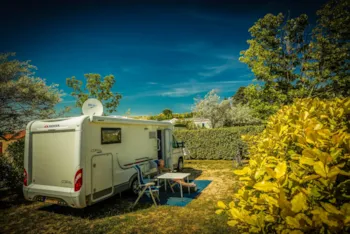 Stellplatz - Stellplatz Mit Privaten Sanitären Anlagen + Wasser + Strom 10A - Capfun - Camping La Nautique
