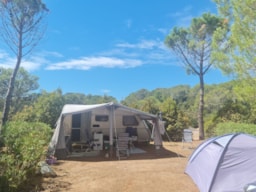 Pitch - Pitch Xl Confort + Electricity 10A + Water Point + Wastewater Connection - CAMPING LA PIERRE VERTE
