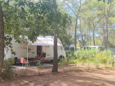 Pitch XL CONFORT + electricity 10A + water point + wastewater connection — 1