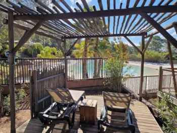 Mietunterkunft - Lodge Vue Lagon - 32M² - Gamme Lodge - CAMPING LA PIERRE VERTE