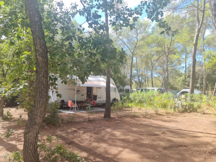 Emplacement Caravane Confort  Avec Électricité 10A, Eau Et Évacuation Des Eaux Usées