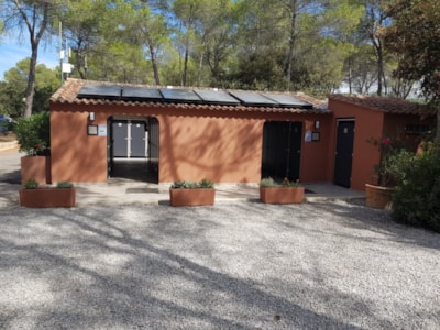 Pitch CARAVAN CONFORT + electricity 10A + water point + wastewater connection — 6