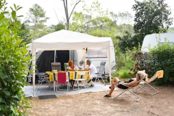 Stellplatz - Stellplatz Zelt Confort + Strom 10A + Fließwasser + Abwasseranschluss - CAMPING LA PIERRE VERTE