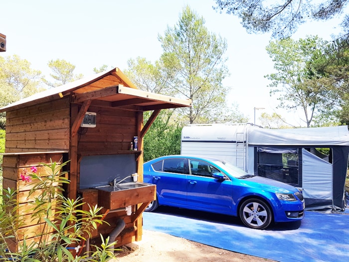 Emplacement Premium Avec Électricité 10A Et Sanitaires Privés