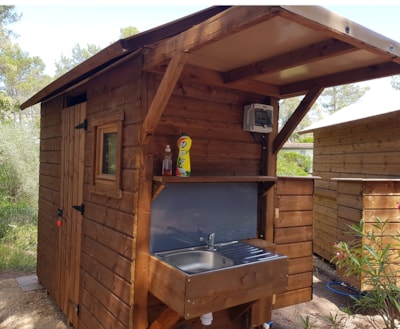 PREMIUM Pitch : Electricity 10A + private toilet and shower facilities — 3