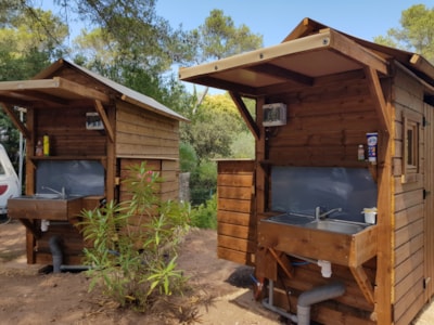 PREMIUM Pitch : Electricity 10A + private toilet and shower facilities — 5