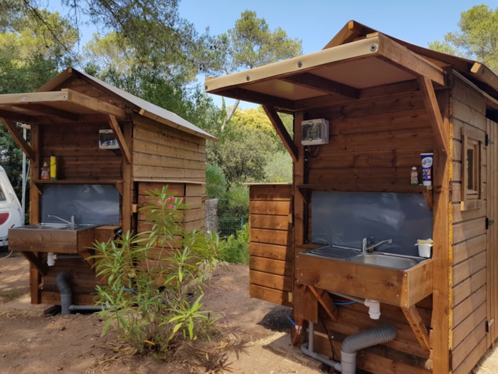 Emplacement Premium Avec Électricité 10A Et Sanitaires Privés