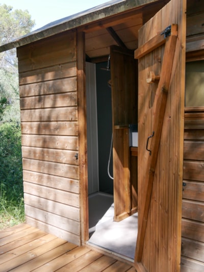 PREMIUM Pitch : Electricity 10A + private toilet and shower facilities — 4