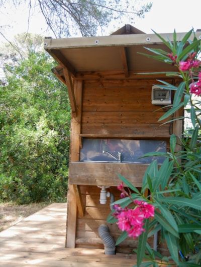 PREMIUM Pitch : Electricity 10A + private toilet and shower facilities — 2