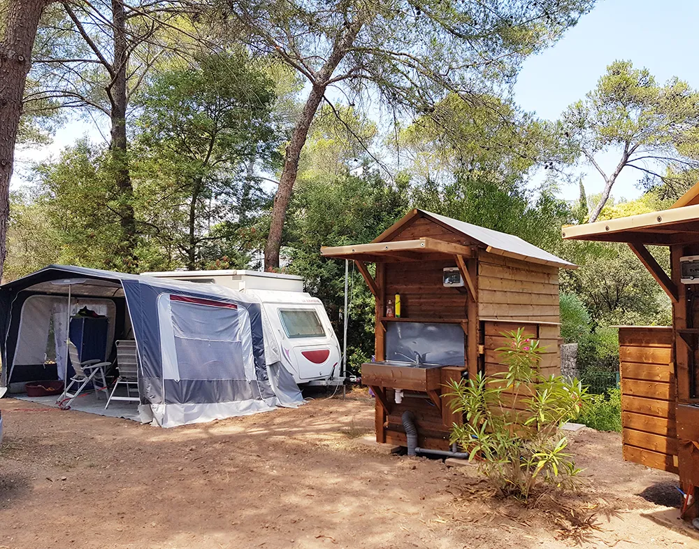 Premium Stellplatz : Strom 10A + Sanitäranlagen