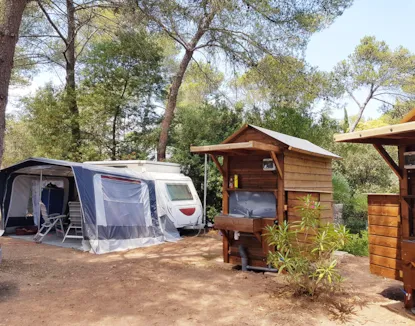 Parcela Premium + Electricidad 10A + Sanitarios