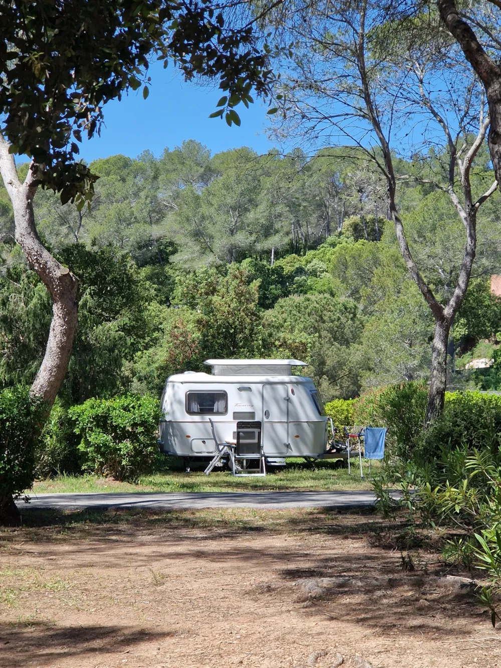 Emplacement - Emplacement Caravane Confort  Avec Électricité 10A, Eau Et Évacuation Des Eaux Usées - CAMPING LA PIERRE VERTE
