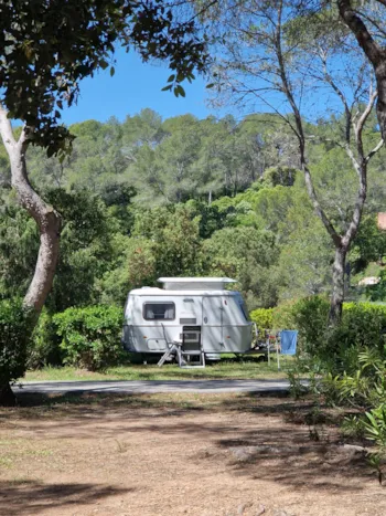 Stellplatz - Stellplatz Wohnwagen Confort + Strom 10A + Fließwasser + Abwasseranschluss - CAMPING LA PIERRE VERTE