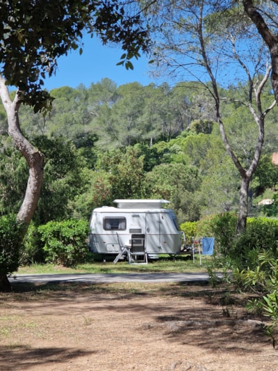 Pitch CARAVAN CONFORT + electricity 10A + water point + wastewater connection — 1