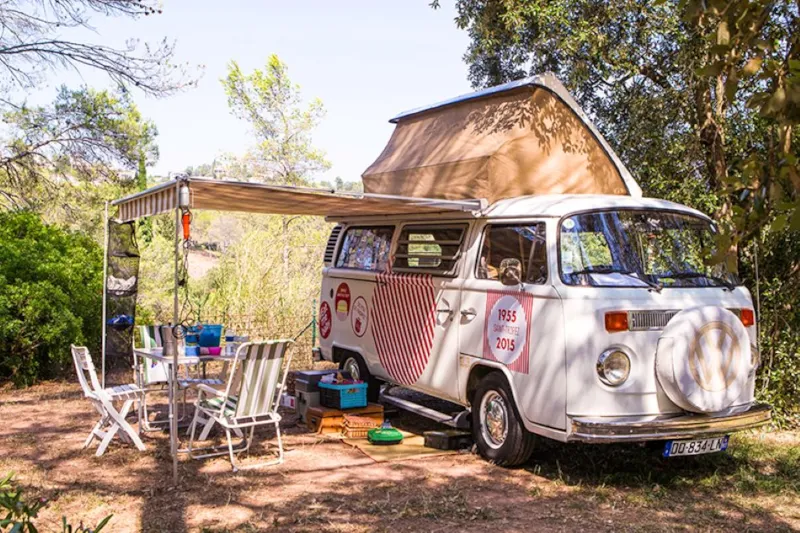 Emplacement Caravane Confort  Avec Électricité 10A, Eau Et Évacuation Des Eaux Usées
