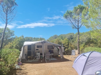 Pitch CARAVAN CONFORT + electricity 10A + water point + wastewater connection — 5