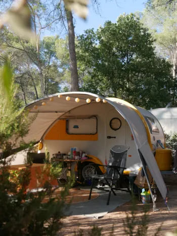 Stellplatz - Stellplatz Wohnwagen Classique Mit Strom 6A - CAMPING LA PIERRE VERTE