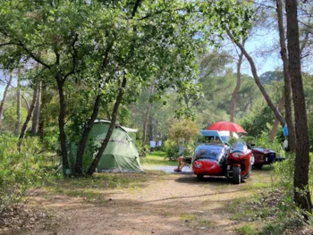 Stellplatz - Stellplatz Zelt Confort + Strom 10A + Fließwasser + Abwasseranschluss - CAMPING LA PIERRE VERTE