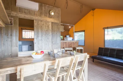 Mietunterkunft - Zelt Glamping 2 Zimmer (Klimaanlage) **** - Quartier Roche Colombe - image n°3 - YELLOH! VILLAGE - LE COUSPEAU