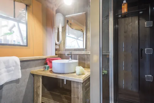 Mietunterkunft - Zelt Glamping 2 Zimmer (Klimaanlage) **** - Quartier Roche Colombe - image n°4 - YELLOH! VILLAGE - LE COUSPEAU