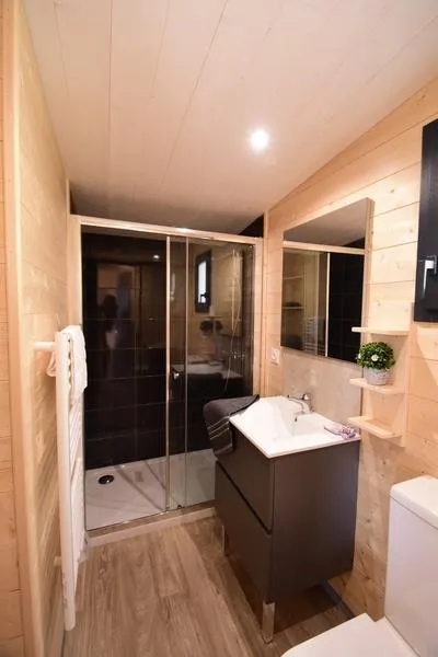 Mietunterkunft - Chalet Veyou 3 Zimmer 2 Badezimmer Premium Klimaanlage + Spa - image n°4 - YELLOH! VILLAGE - LE COUSPEAU