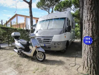 Stellplatz - Stellplatz B + 1 Auto + Stromanschluss - Florenz - Open Air Resort