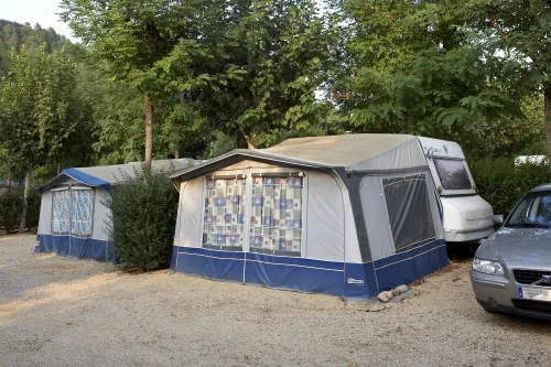 Kampeerplaats (70-90 m²): auto + tent / caravan of kampeerauto