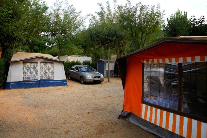 Emplacement (70-90 M²): Voiture + Tente/Caravane Ou Camping-Car