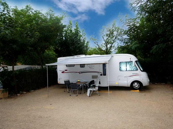 Emplacement (70-90 M²): Voiture + Tente/Caravane Ou Camping-Car