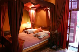 Bedroom - Room Auvergnate - Château Camping La Grange Fort