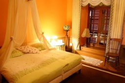 Bedroom - Room Orange - Château Camping La Grange Fort