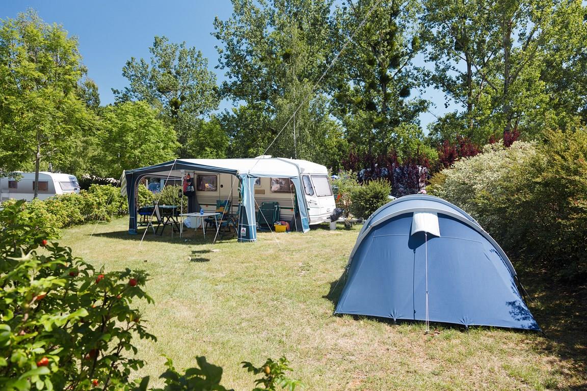Emplacement - Emplacement Grand Confort - Electricité 16 A - Eau - Evacuation - - Camping Castel Parc de Fierbois