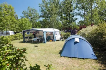 Stellplatz - Grand Confort Stellplatz - Strom 16A - Wasseranschluss - Abwasser - - Castel Camping Parc de Fierbois