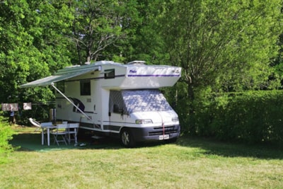 Grand Confort Pitch - Electricity 16 A - Water - Drainage point -