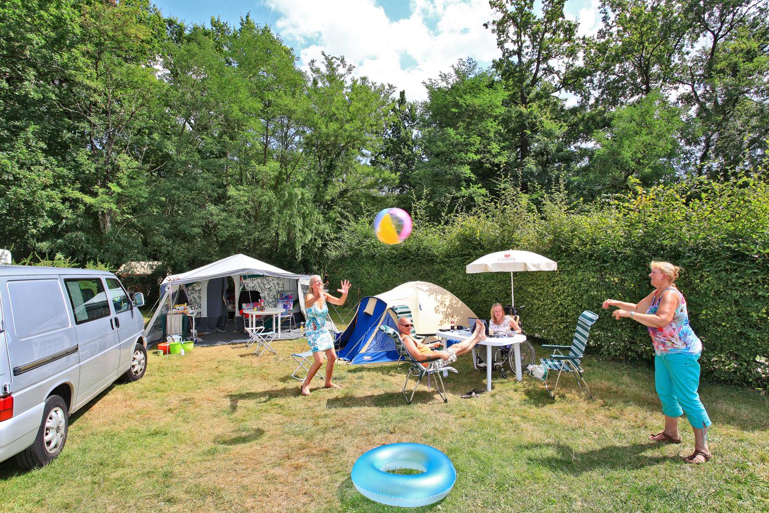 Emplacement - Emplacement Grand Confort - Electricité 10 A - Eau - Evacuation - - Camping Castel Parc de Fierbois
