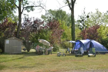 Stellplatz - Castels Premium Stellplatz - Strom 16A - Wasseranschluss - Abwasser - Castel Camping Parc de Fierbois