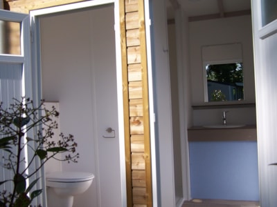 Pitch Premium with individual toilet block - Electricity 16 A - Water - Drainage point -