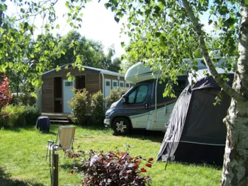 Stellplatz - Stellplatz Castels Suite Mit Eigene Sanitäranlage - Strom 16A - Wasseranschluss - Abwasser - - Castel Camping Parc de Fierbois